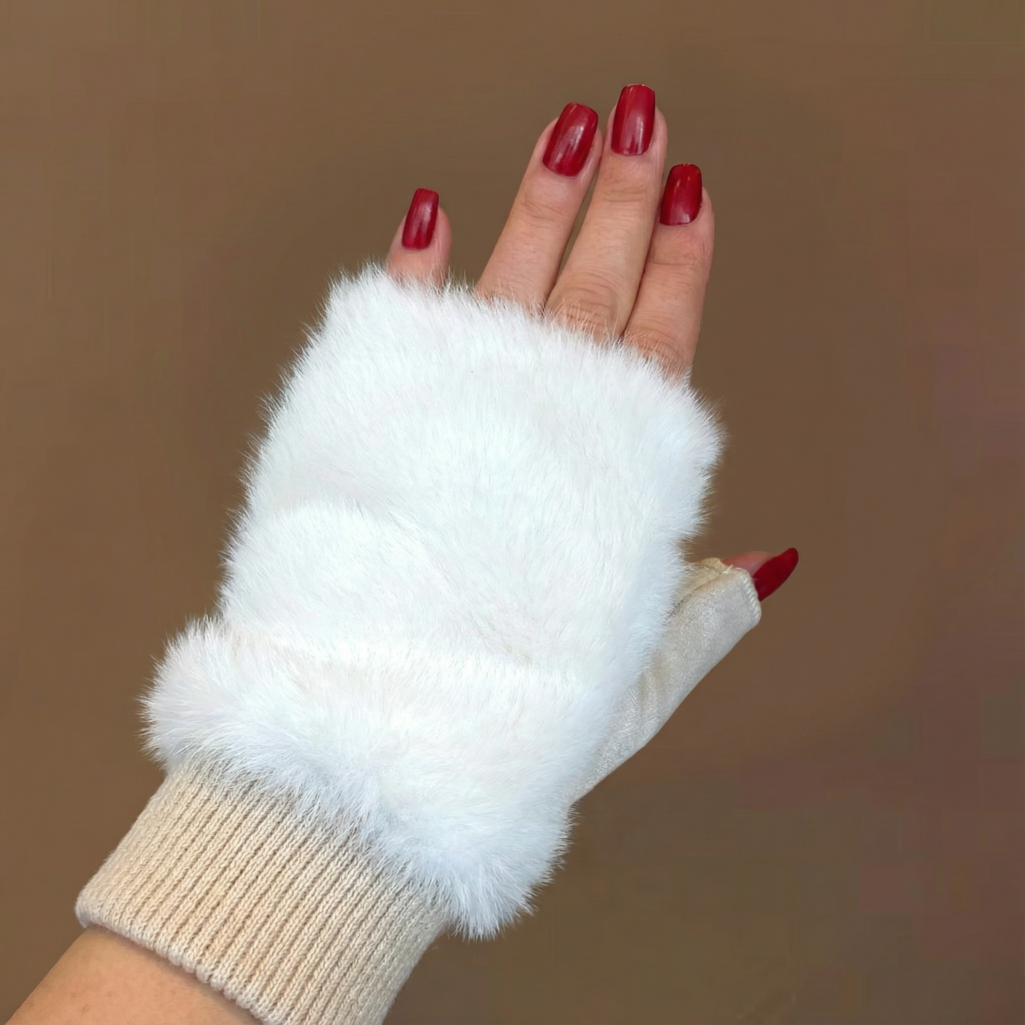 Beyaz Peluş Dokulu Yarım Parmak Eldiven