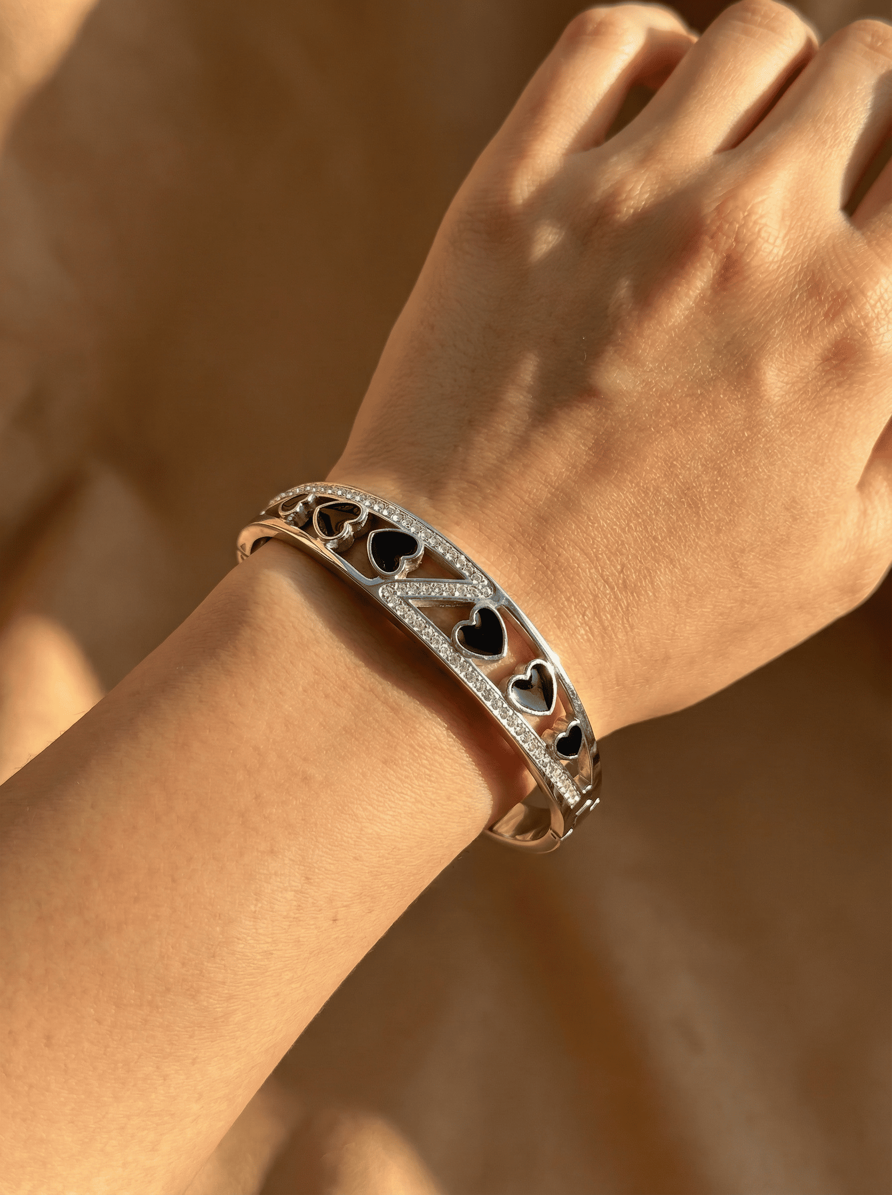 Siyah Kalpli ve Taşlı Zikzak Kelepçe