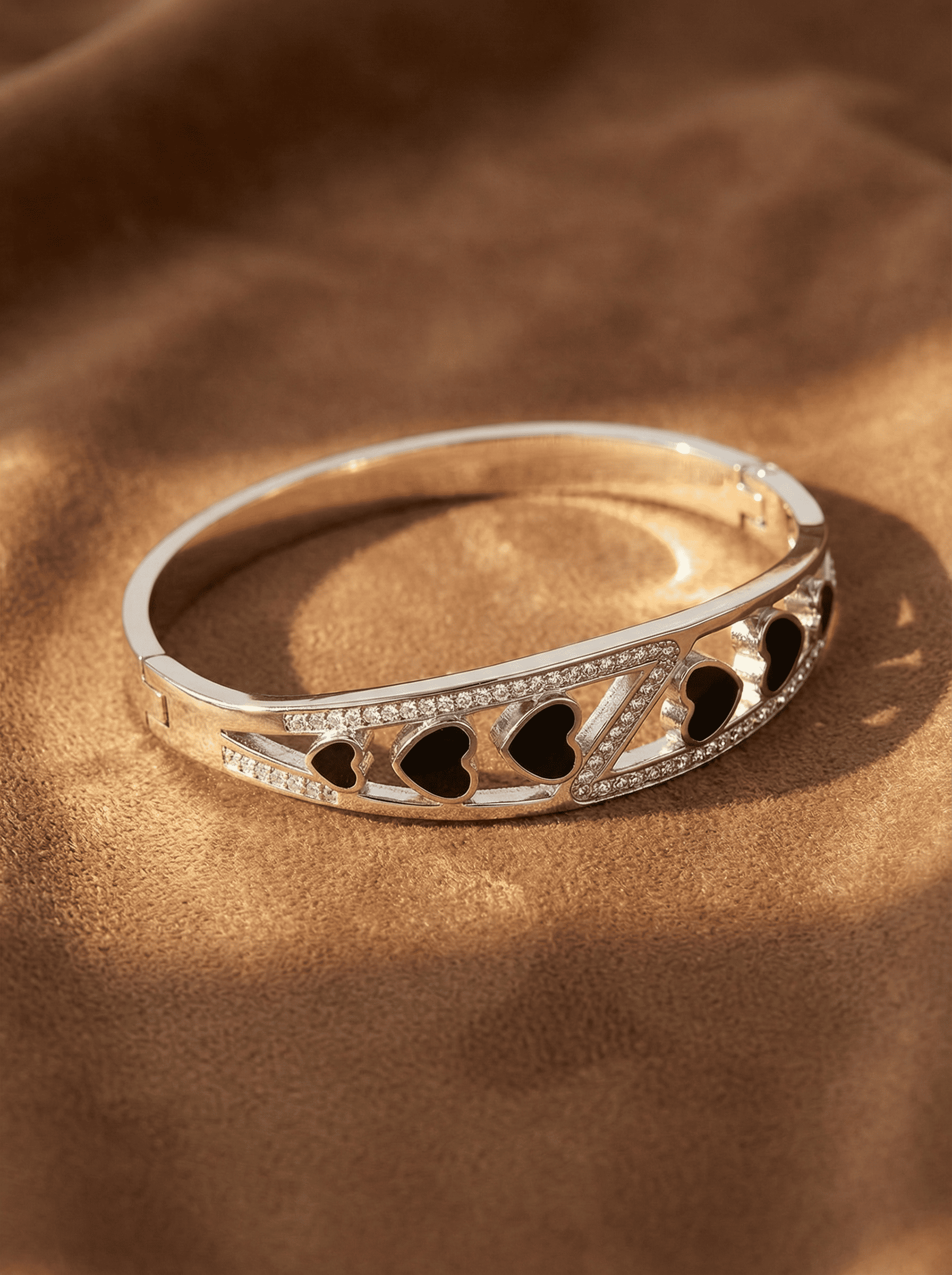 Siyah Kalpli ve Taşlı Zikzak Kelepçe