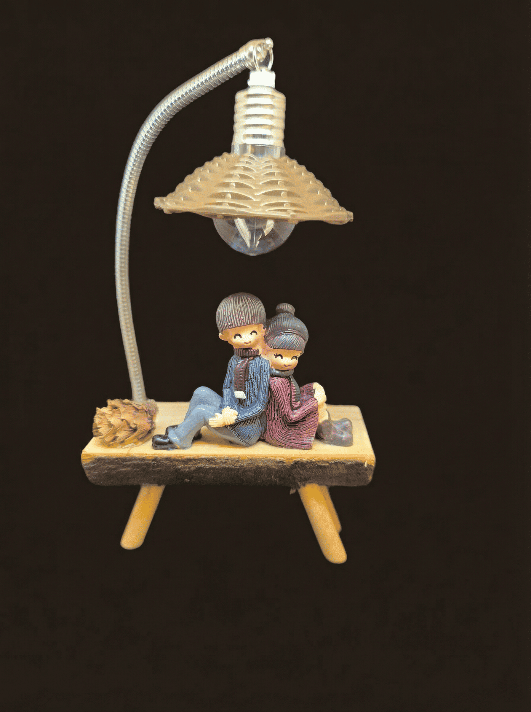 Sıcak Bir Kış Günü: Sokak Lambası Altında Mutlu Aşıklar