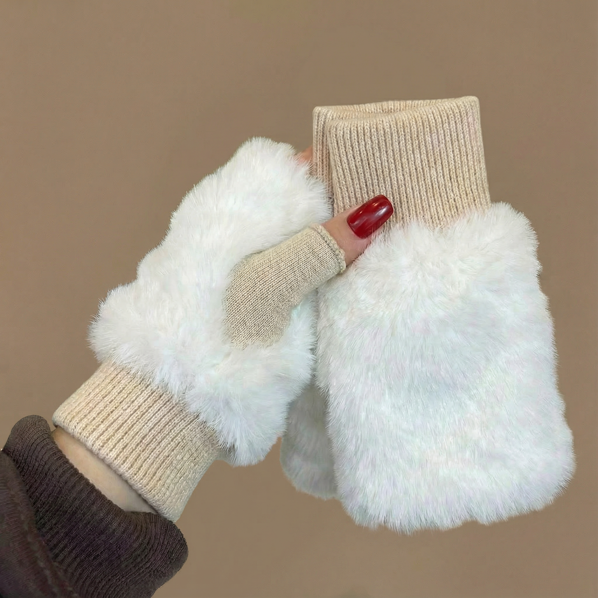 Beyaz Peluş Dokulu Yarım Parmak Eldiven